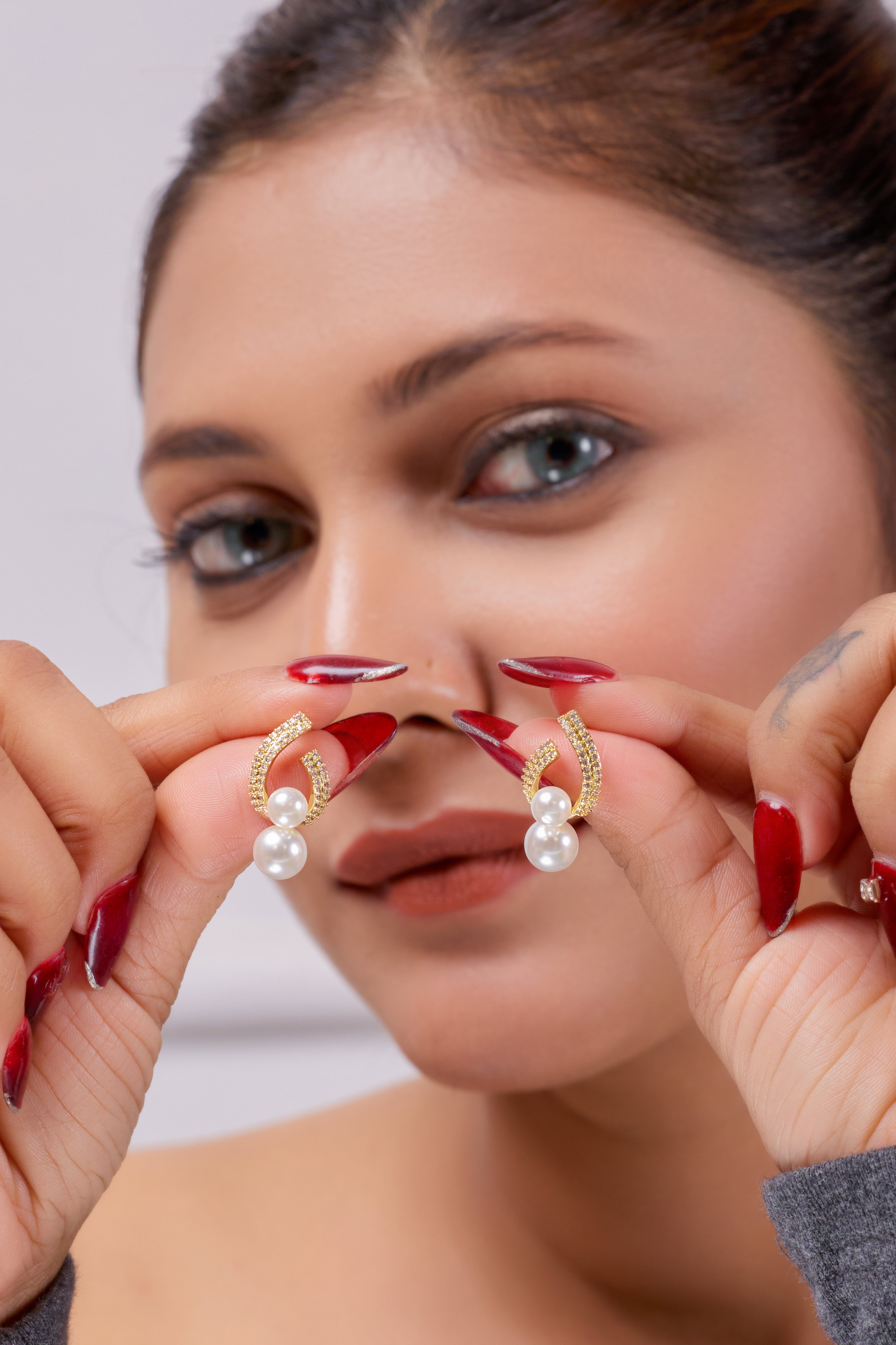 Aarika Pearl Loop Womens Earing