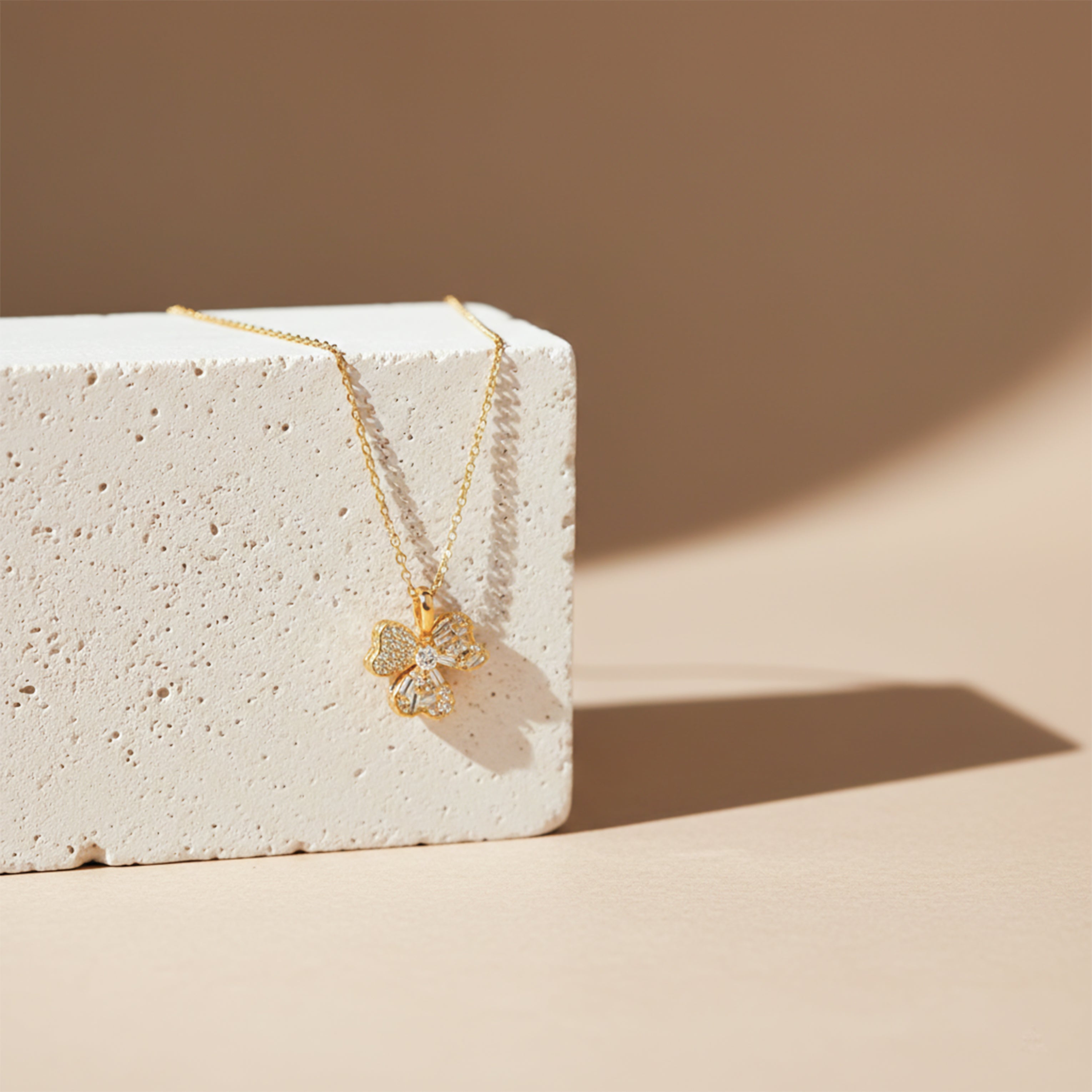 Clover Bloom Pendant Necklace GWN -125