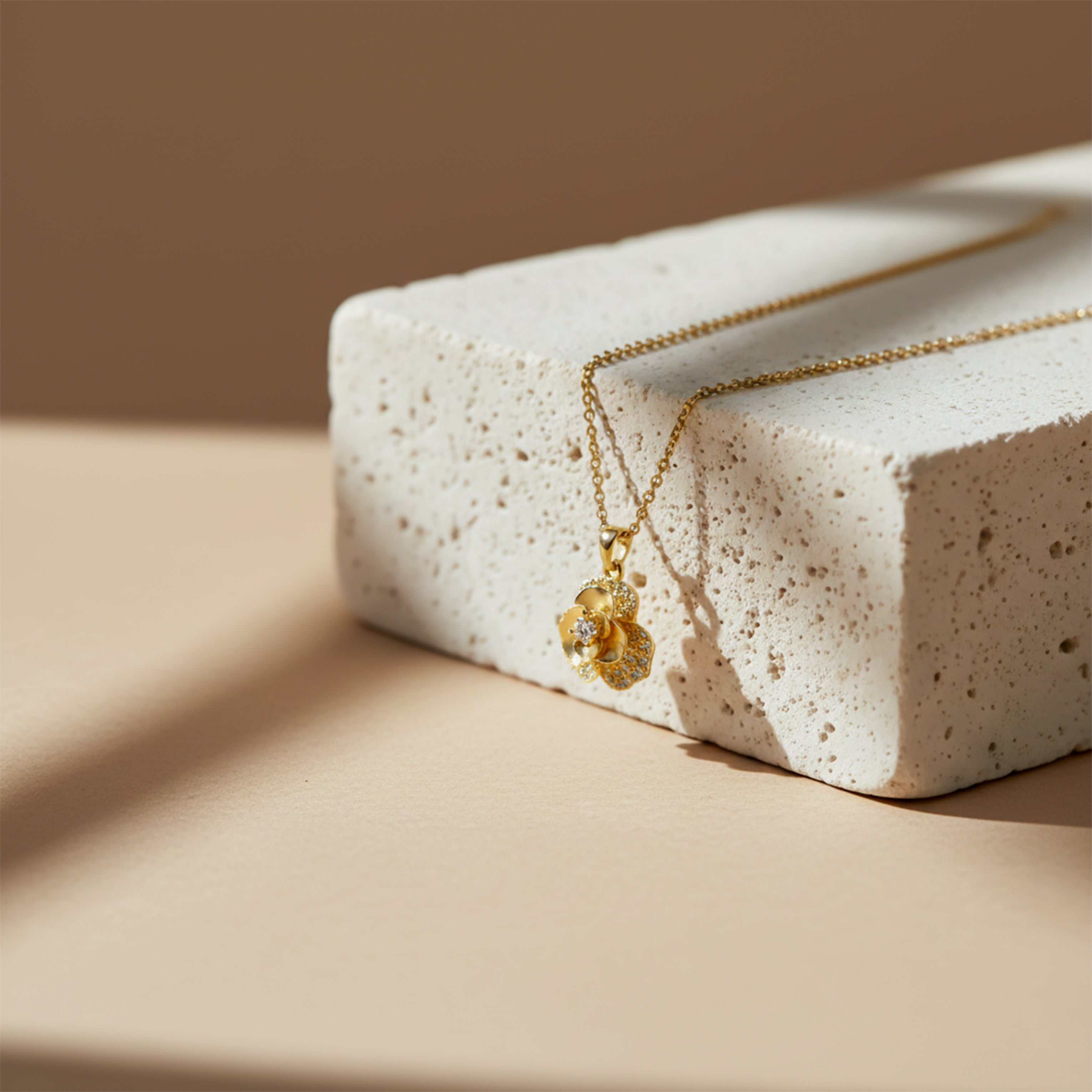 Bloom Flower Pendant Necklace GWN -108