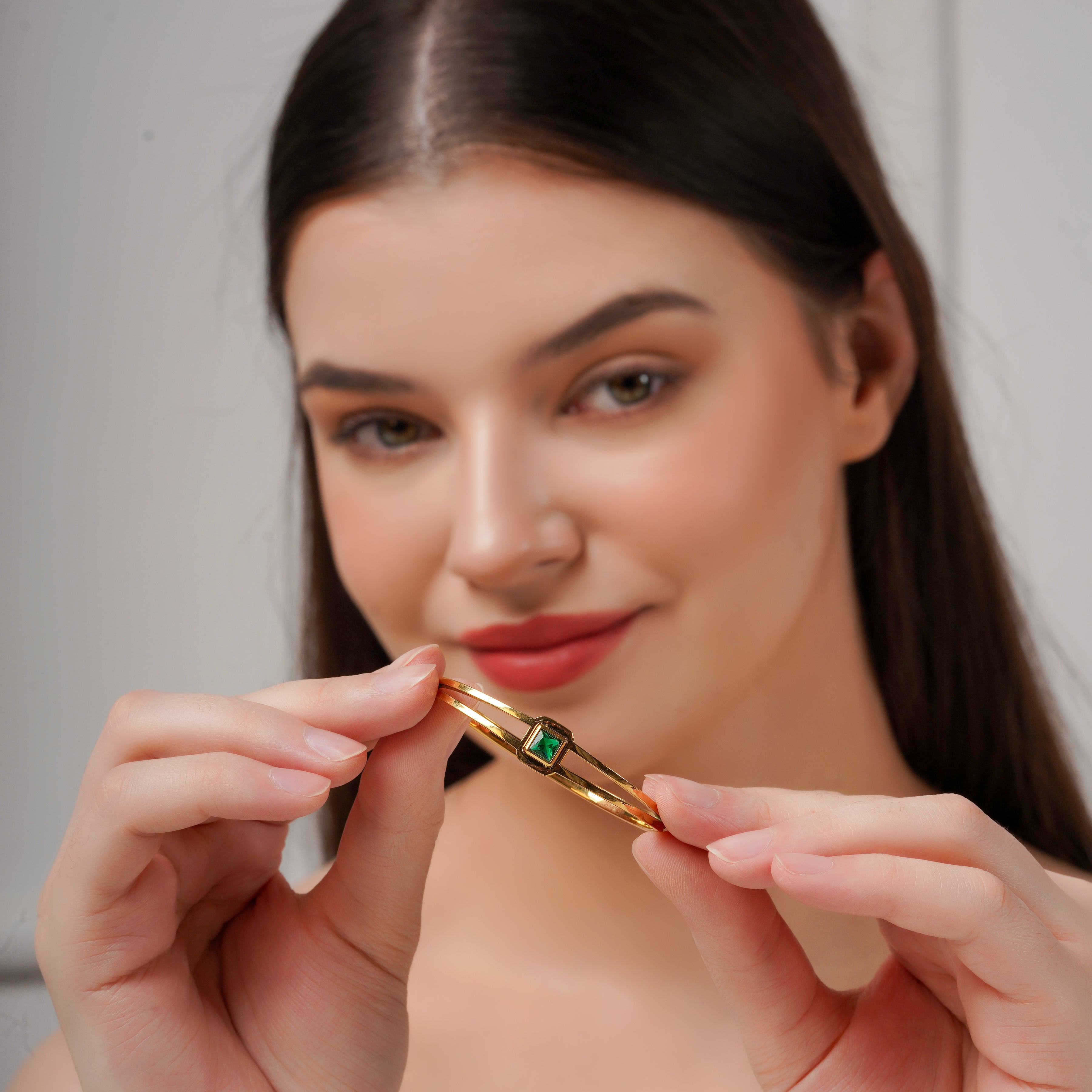 Mishruta Emerald Solitaire Women Kada bracelet