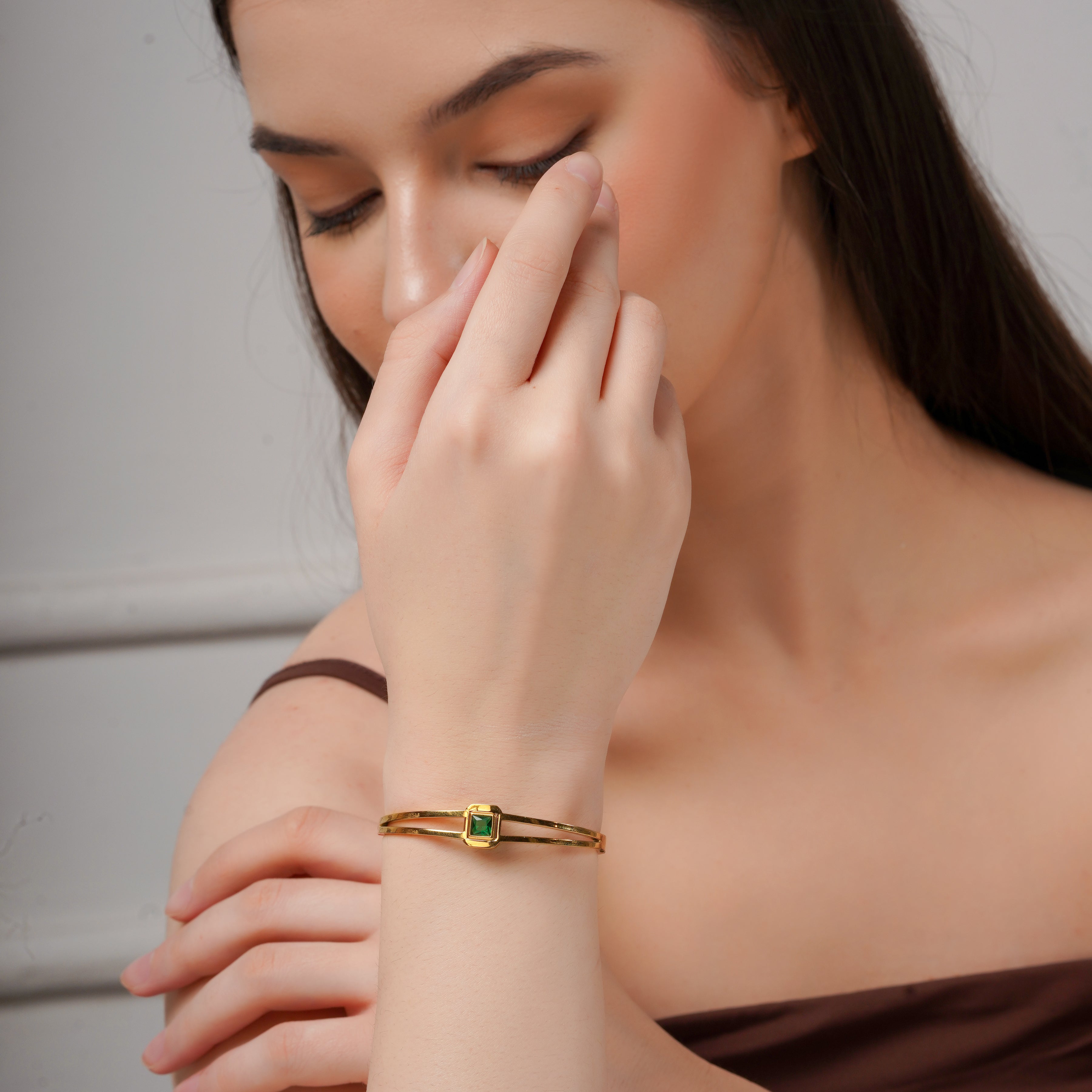 Mishruta Emerald Solitaire Women Kada bracelet