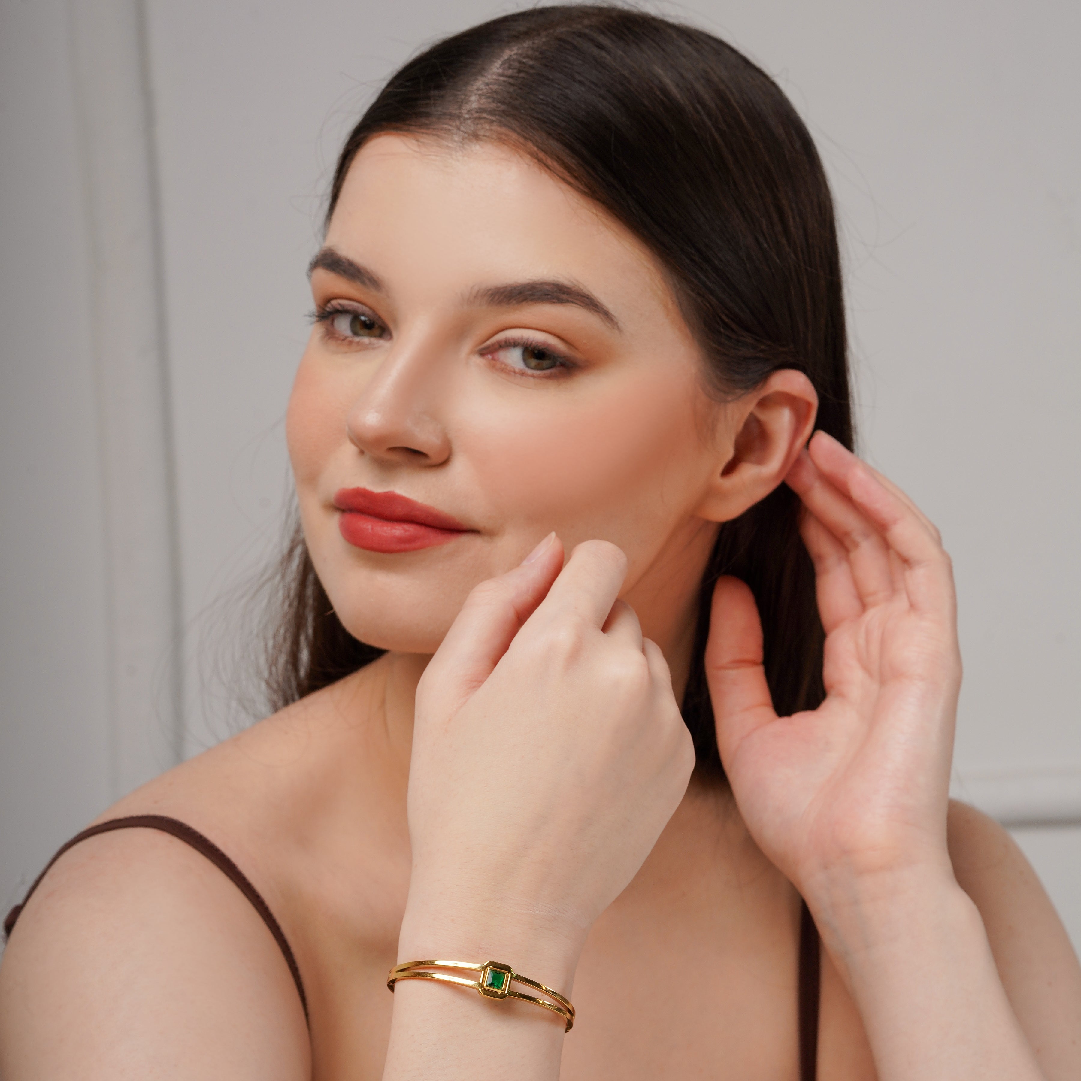 Mishruta Emerald Solitaire Women Kada bracelet