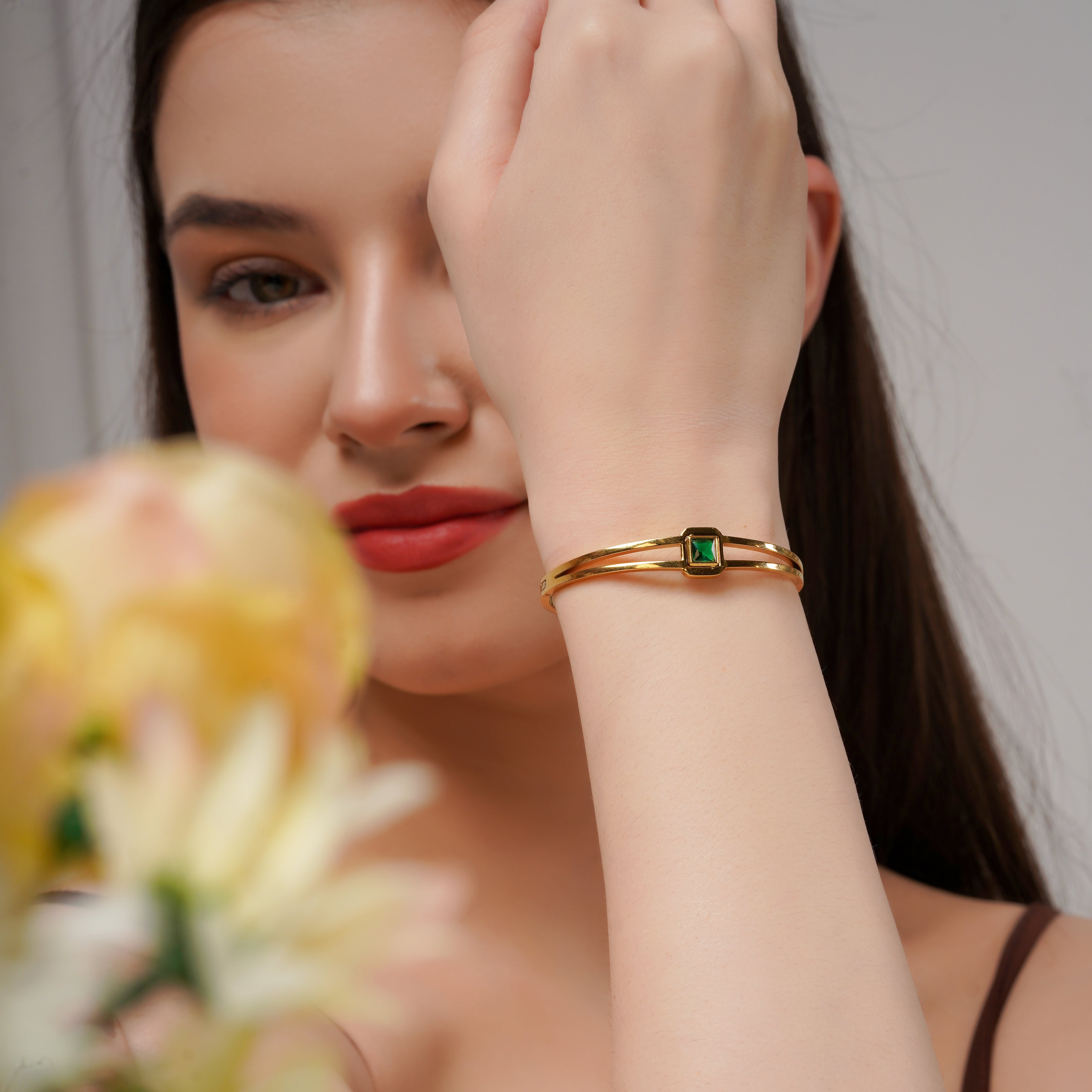 Mishruta Emerald Solitaire Women Kada bracelet