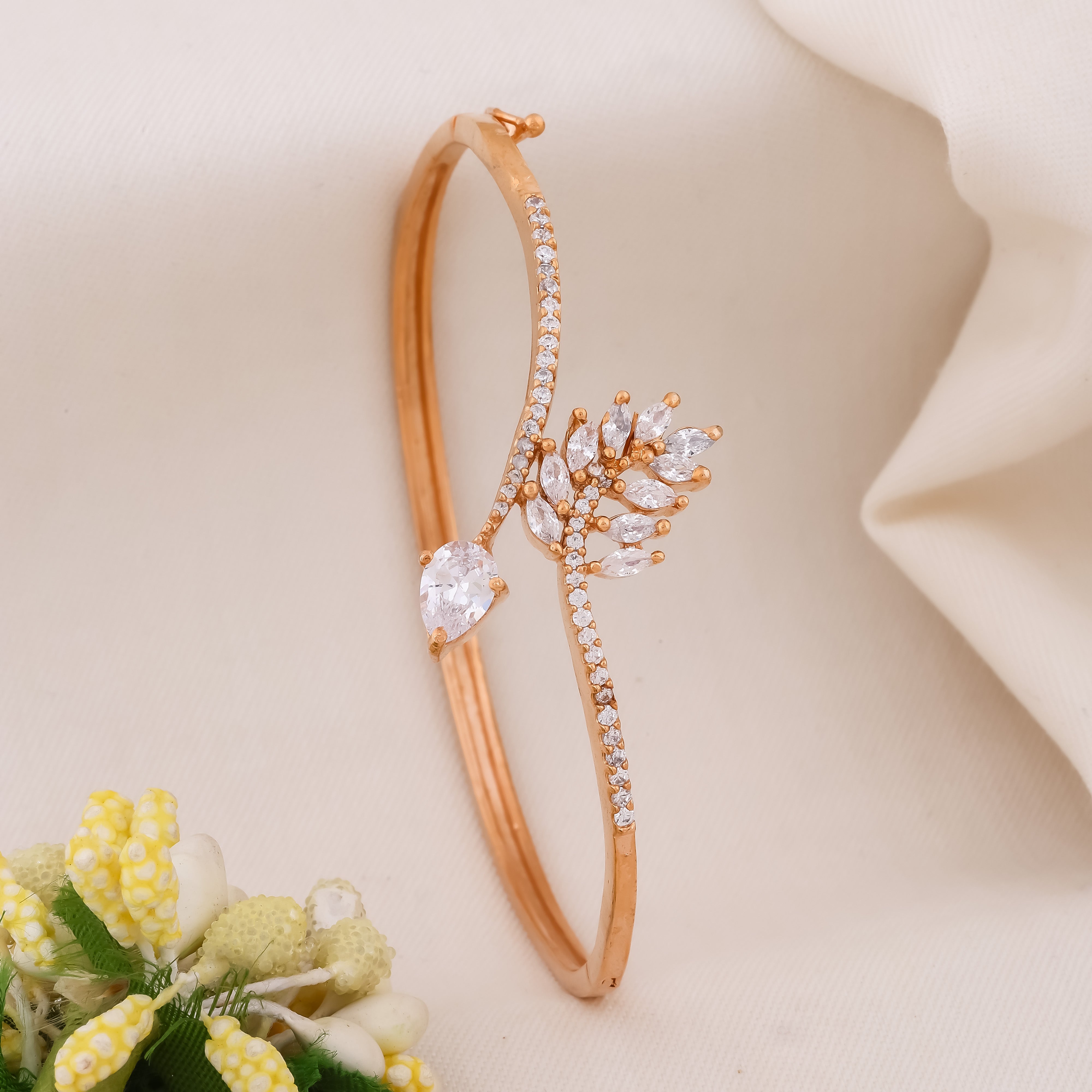 Ziya Women Daimond Kada - Ginostone