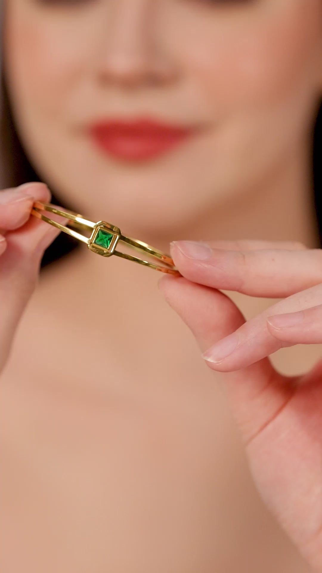 Mishruta Emerald Solitaire Women Kada bracelet