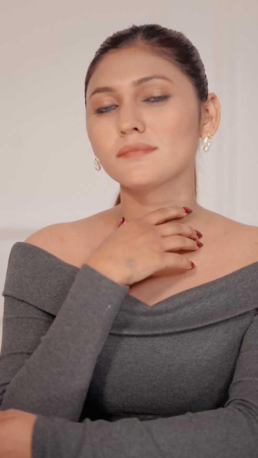 Aarika Pearl Loop Womens Earing