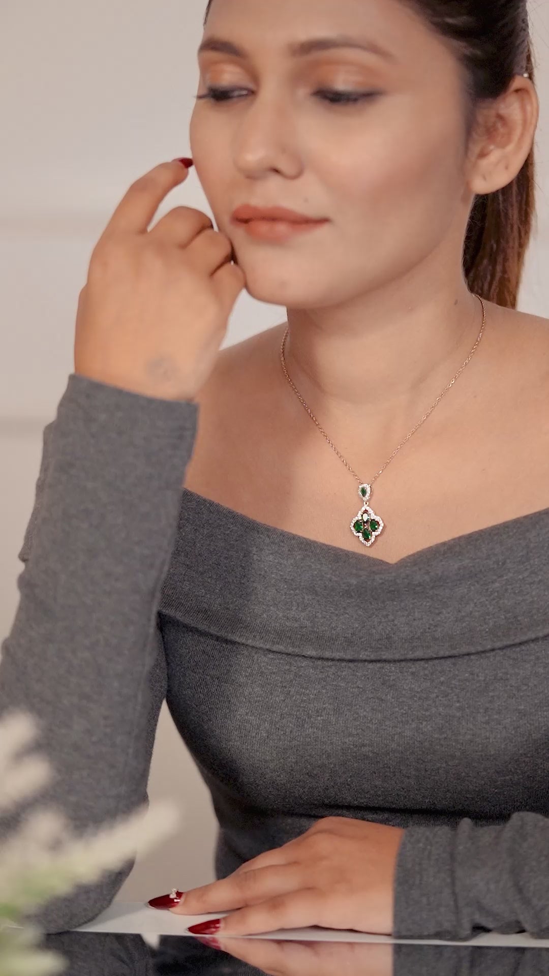 Suhasini Emerald Envy Womens Neckless